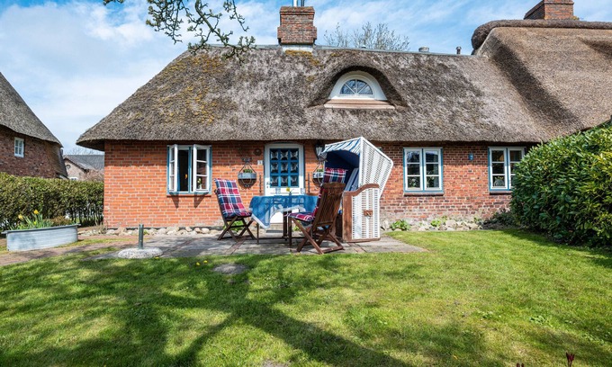 Dagebuell House | Holiday Home 'Voß' with Private Terrace, Private Garden and Wi-Fi