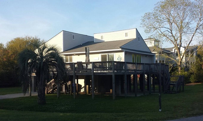 Sullivan's Island House | Holiday Deals! Sleeps 5 2BR 2Bath Walk to beach!