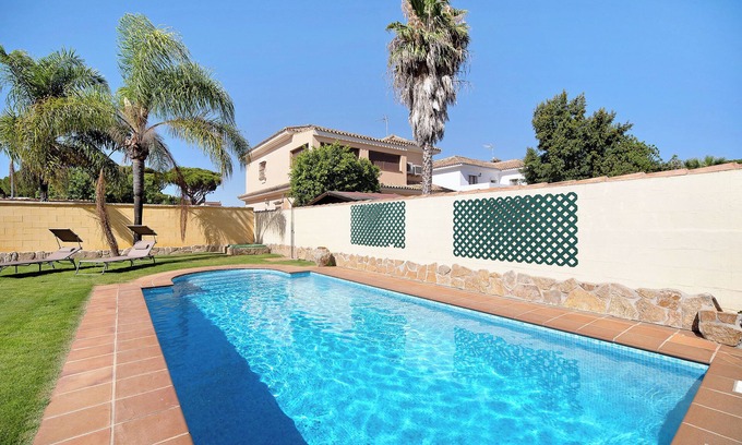 Los Gallos-Cerromolino House | Holiday Home 'Chalet with Pool in La Barrosa' with Private Pool, Private Terrace and Wi-Fi