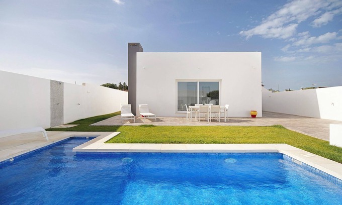Chiclana de la Frontera House | Holiday Home 'Chill Out Of City 3' with Private Pool, Wi-Fi and Air Conditioning