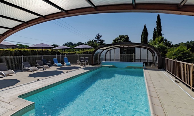 Castelnaud-la-Chapelle House | Holiday Home 'Rose' with Shared Pool, Wi-Fi and Air Conditioning