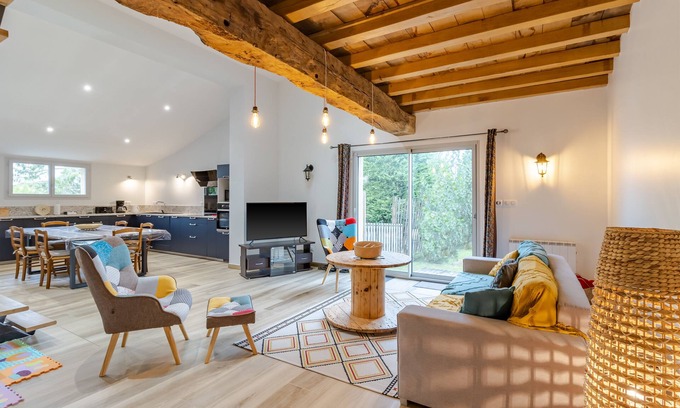 Les Salles-De-Castillon House | Holiday Home 'Gîte De Lamour' with Private Garden and Wi-Fi