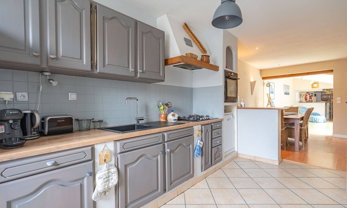 Marennes House | Holiday Home 'La Dame De Nage' with Private Terrace and Wi-Fi