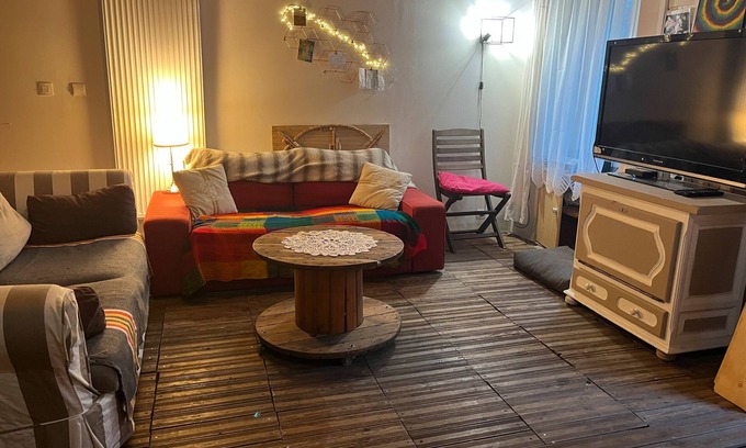 Saint-Germain-dEsteuil House | Holiday Home 'D'Amélie' with Shared Terrace, Shared Garden and Wi-Fi