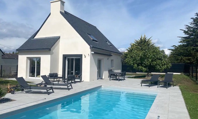Saint-Gildas-de-Rhuys House | Holiday Home 'Maison Ty Rhuys' with Private Pool, Private Terrace and Wi-Fi
