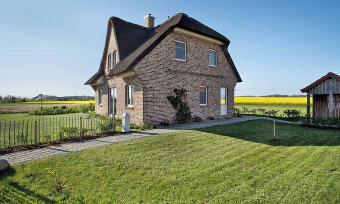 Poseritz House | Holiday Home 'Meerzeit' with Lake View, Private Terrace and Wi-Fi