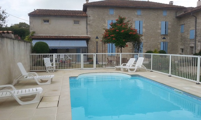 Fontaine Chalendray House | Holiday Home 'Gite L'ouche De Mai' with Private Pool, Private Terrace and Wi-Fi