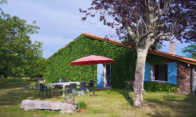 Razac-de-Saussignac House | Holiday Home 'Le Gite Du Vigneron' with Private Terrace, Private Garden and Wi-Fi