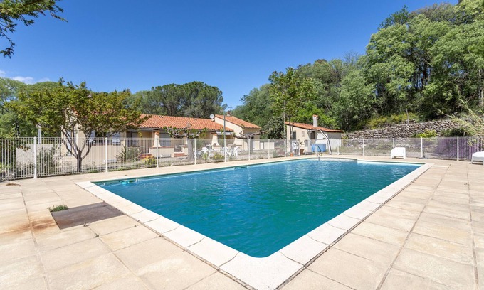 Reynes House | Holiday Home 5 with Mountain View and Shared Pool