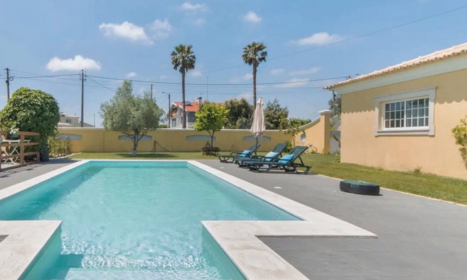 Ponte de Vagos House | Holiday Home 'Amarela' with Shared Pool, Wi-Fi and Air Conditioning