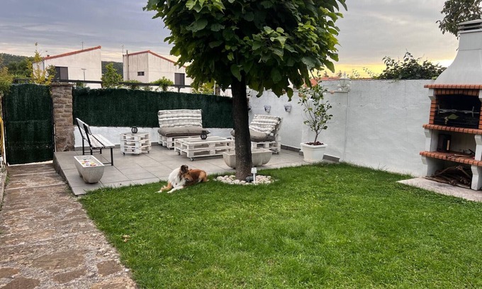 Yesa House | Holiday Home 'Amets' with Mountain Views and Private Garden