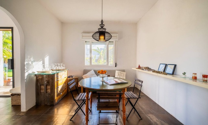 Cutrofiano House | Holiday Home 'Borghetto A Sud' with Private Garden and Air Conditioning