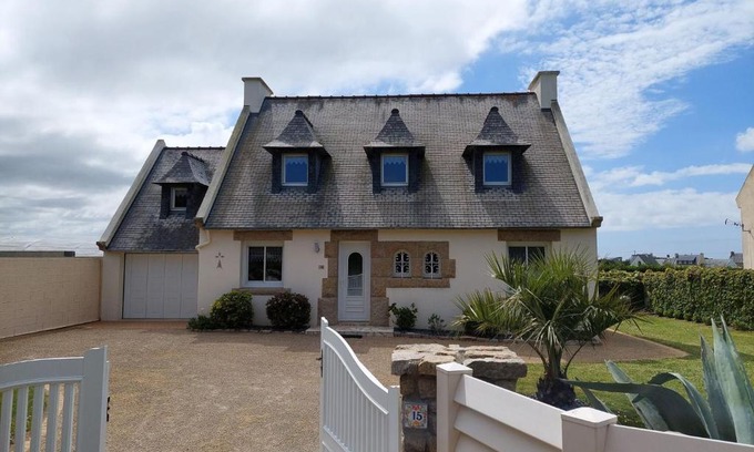 Plouescat House | Holiday Home by Roscoff Beach and Horse Racing