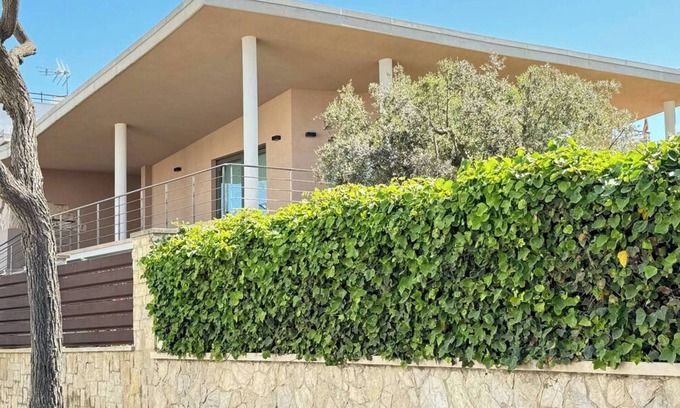 Can Pastilla House | Holiday Home 'Cala Estancia' with Private Terrace, Wi-Fi and Air Conditioning