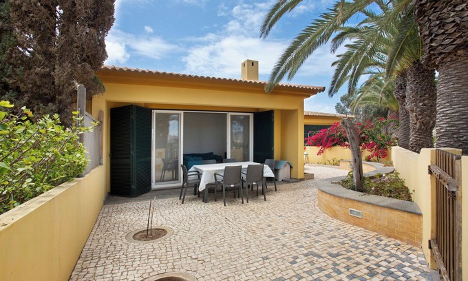 Campo de Baixo House | Holiday Home 'Casa De Férias A 75 Metros Da Praia' with Mountain View