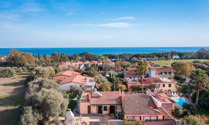 Torre di Bari House | Holiday Home 'Casa Alva' with Private Terrace, Wi-Fi and Air Conditioning