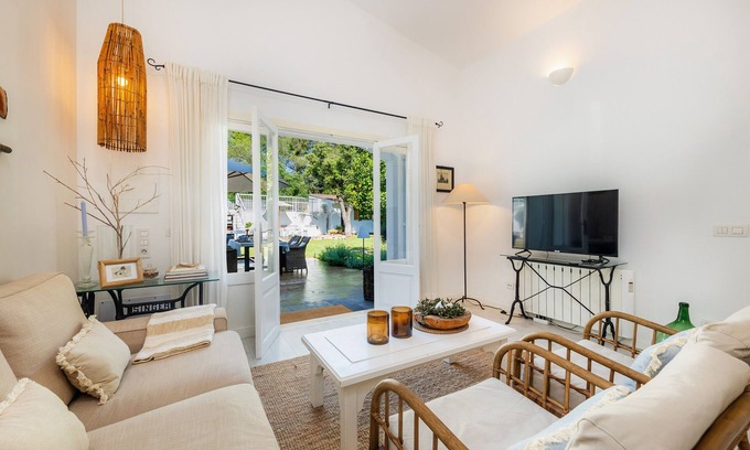 Crestatx House | Holiday Home 'Casa Familia' with Private Pool, Wi-Fi and Air Conditioning