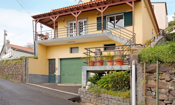 Lombo do Doutor Cottage | Holiday Home "Casa Orquídea" with Terraces & Wi-Fi
