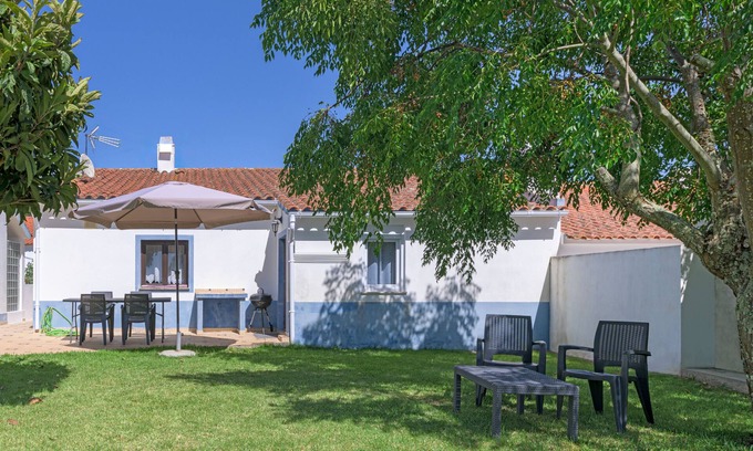 Baiona House | Holiday Home 'Casa Dos Lírios' with Mountain View, Private Terrace and Wi-Fi