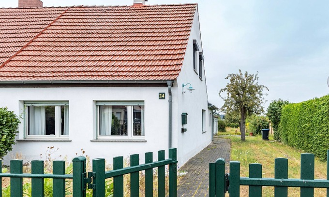 Wittenberge House | Holiday Home 'Dahlienhof' with Private Garden and Wi-Fi