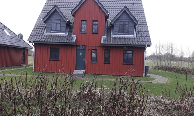 Oesterwurth House | Holiday Home 'Dat Rode Huus' with Private Terrace, Private Garden and Wi-Fi