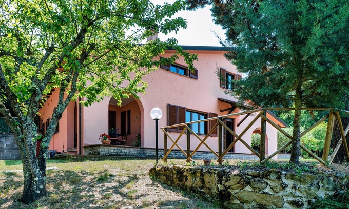 San Feliciano House | Holiday Home 'Del Riccio' with Lake View, Wi-Fi and Air Conditioning