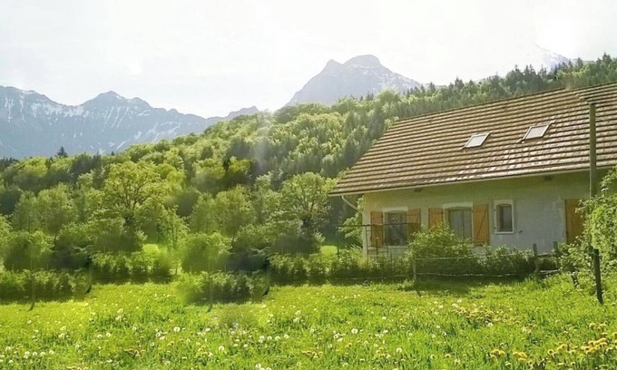 Treminis House | Holiday Home 'Des Granges' with Mountain View, Private Terrace and Wi-Fi