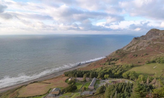 Rhyd-y-clafdy House | Holiday Home Dwy by Interhome