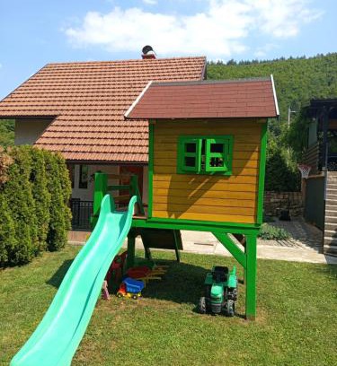 Sumece House | Holiday Home Dzeni