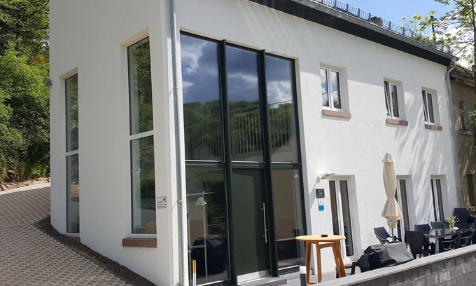 Ammeldingen bei Neuerburg House | Holiday Home 'Eifel Atrium' with Private Terrace and Wi-Fi