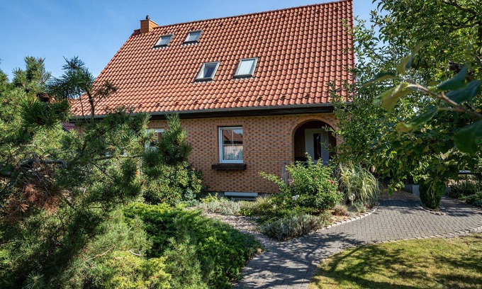 Blankenburg House | Holiday Home 'Ferienhaus Appelgarten' with Private Terrace, Private Garden and Wi-Fi