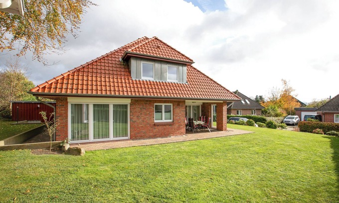 Schwabstedt House | Holiday Home 'Ferienhaus Ingwersen' with Private Terrace, Private Garden and Wi-Fi