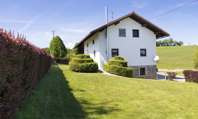Bierhuette House | Holiday Home 'Ferienhaus Kreuzbergblick' with Mountain View, Private Terrace and Wi-Fi