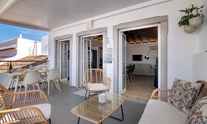 Tavira Apartment | Holiday Home 'Flor De Sol House' with Private Terrace, Wi-Fi and Air Conditioning