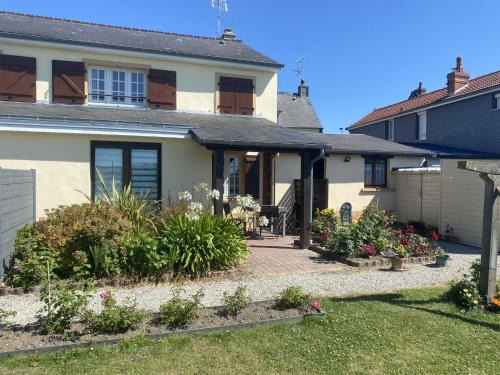 Barneville-Carteret House | Holiday Home Tytisa N-1 by Interhome