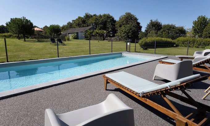 Clohars-Fouesnant House | Holiday Home "Névez" with Shared Pool and Garden