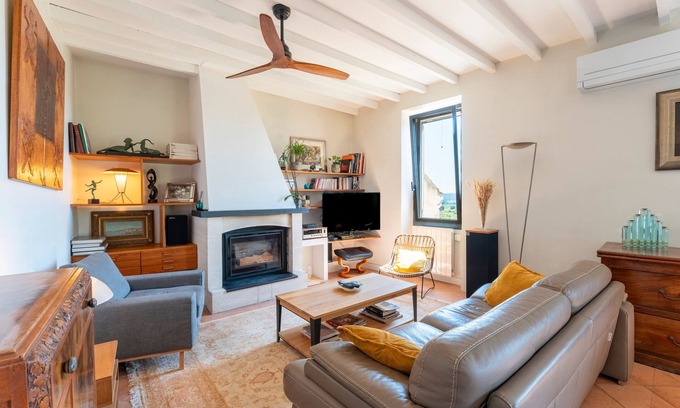 Rochefort-du-Gard House | Holiday Home 'Le Sophora' with Mountain View, Wi-Fi and Air Conditioning