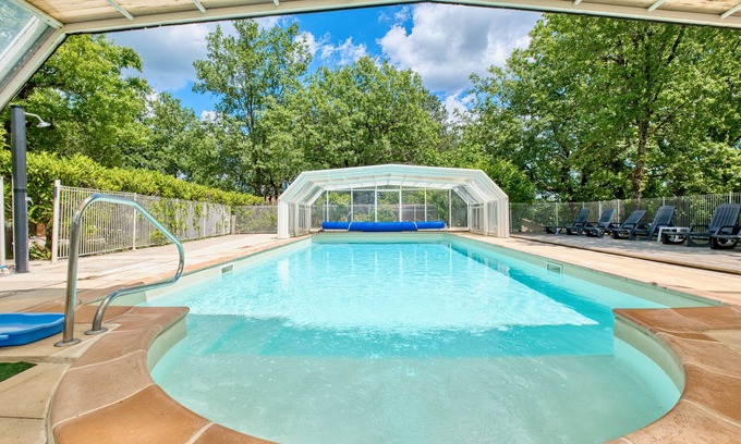 Salignac-Eyvignes House | Holiday Home 'La Grange De Léo' with Shared Pool, Private Terrace and Wi-Fi