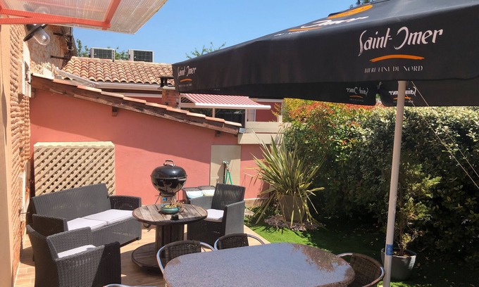 Villeneuve-sur-Lot House | Holiday Home 'Logement Plages' with Private Terrace, Wi-Fi and Air Conditioning