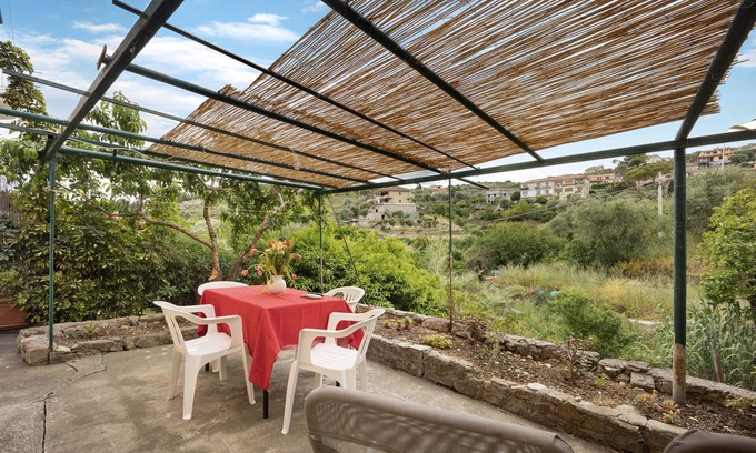Artallo House | Holiday Home "Giromina" with Mountain View, Private Garden & Wi-Fi