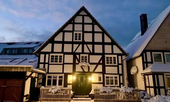 Ortsmitte House | Holiday Home 'Goldhase Anno 1700' with Private Terrace and Wi-Fi