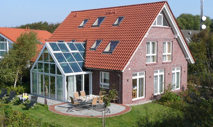 Spiekeroog House | Holiday Home 'Haus Admiral Wintergarten' with Private Terrace, Private Garden and Wi-Fi
