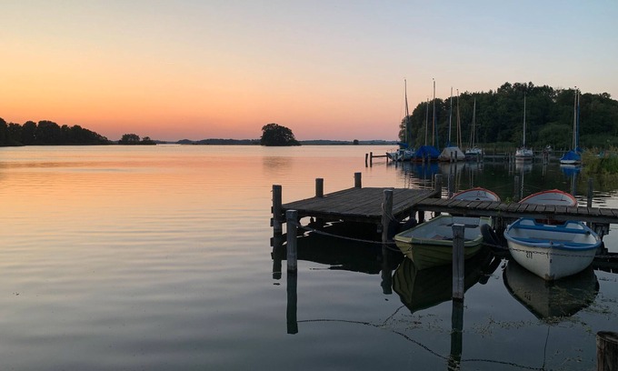 Bosau House | Holiday Home 'Häuschen Am See' with Lake View, Private Terrace and Wi-Fi