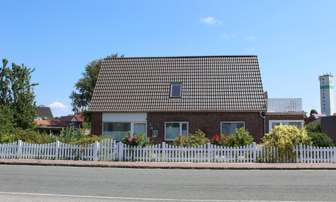 Suederhafen House | Holiday Home 'Haushälfte Am Süderhafen' with Private Terrace, Private Garden and Wi-Fi
