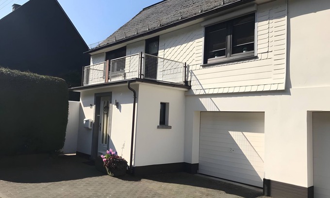 Burbach House | Holiday Home 'Hauszeit' with Private Terrace, Private Garden and Wi-Fi