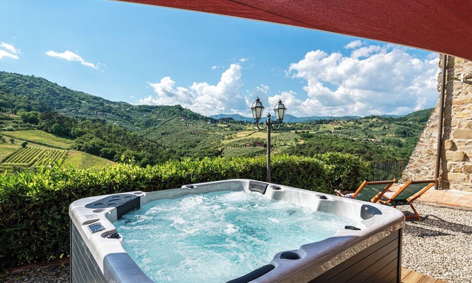 San Michele di Moriano House | Holiday Home 'Il Mammolino - E Jacuzzi' with Private Garden, Wi-Fi and Air Conditioning