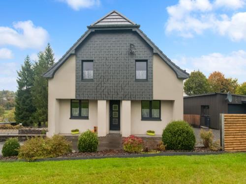 Buellingen House | Holiday Home in Bullingen with Garden