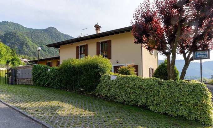 Crone House | Holiday Home in Idro near Scenic Hills