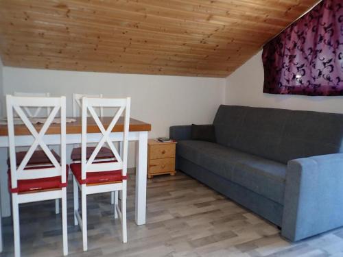 Kolczewo House | Holiday Home in Kolczewo with Lake Access