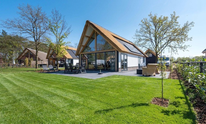 Baarle-Nassau House | Holiday Home in Netherlands Pond View